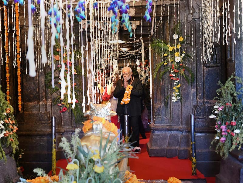 PM मोदी ने केदारनाथ के किए दर्शन, जवानों के साथ मनाई दिवाली, तस्वीरे diwali 2018,kedarnath,narendra modi