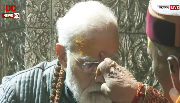 केदारनाथ धाम पहुंचे PM मोदी, बाबा केदारनाथ का रुद्राभिषेक और मंदिर की परिक्रमा की