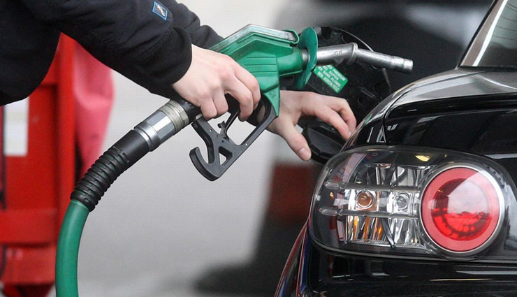 5 things to be avoided at petrol pump,what you should not do at petrol pumps,how petrol pumps are a dangerous place