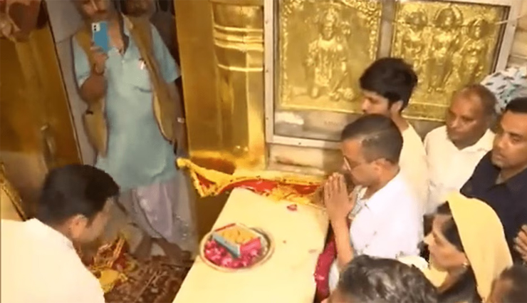 आत्मसमर्पण से पहले राजघाट और फिर हनुमान मंदिर पहुँचे केजरीवाल
