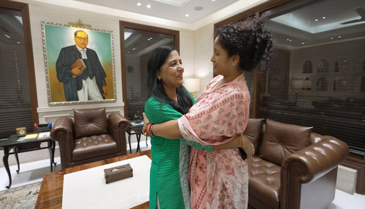 जेल में बंद पूर्व मुख्यमंत्री हेमंत सोरेन की पत्नी कल्पना ने की सुनीता केजरीवाल से मुलाकात