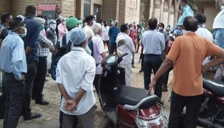 महाराष्ट्र / मुंबई में KEM अस्‍पताल के कोरोना वार्ड में तैनात कर्मचारी की मौत, स्वास्थ्यकर्मियों ने किया हंगामा, जानें क्‍या है मामला