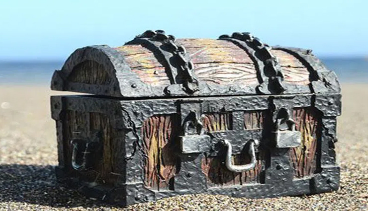 केरल: वर्षा जल संचयन के लिए गड्ढा खोदते समय महिलाओं को मिला खजाना
