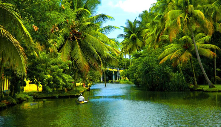 kerala,tourist destination of kerala,alleppey,houseboat,munnar,thekkady,kumarakom,kovalam