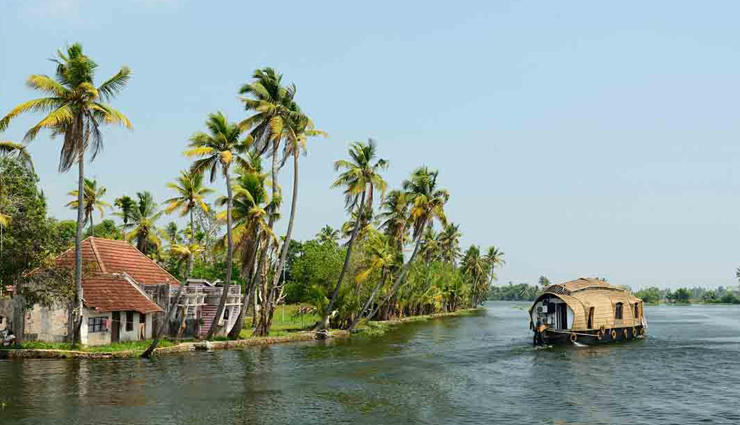 kerala,tourist destinations in kerala,alleppey,munnar,thekkady,kumarakom,kovalam,kozhikode,wayanad
