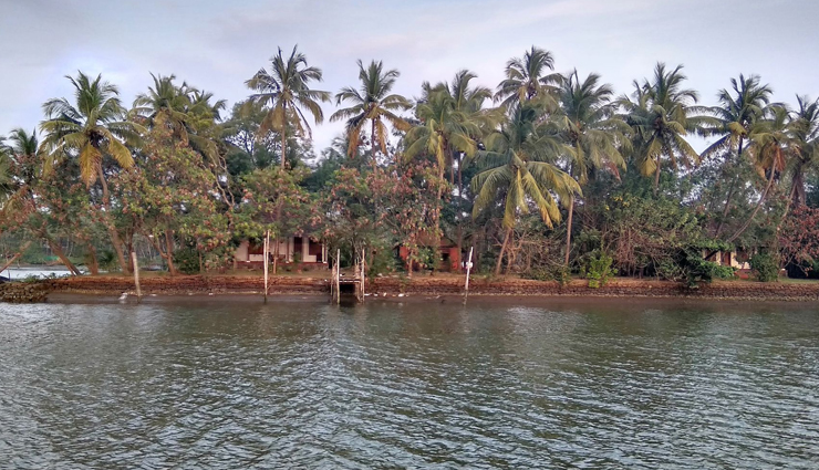 kerala backwaters,places in kerala backwaters,alleppey backwaters,kozhikode backwaters,kuttanad backwaters,ashtamudi backwaters,thrissur backwaters