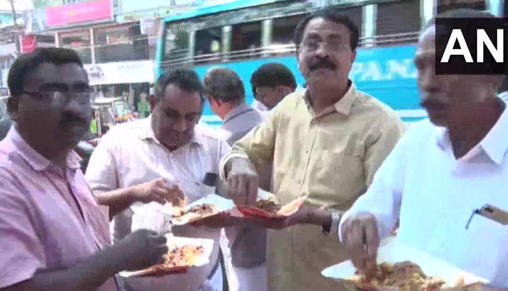 केरल : पुलिस स्टेशन के सामने कांग्रेस कार्यकर्ताओं ने बांटी बीफ करी 