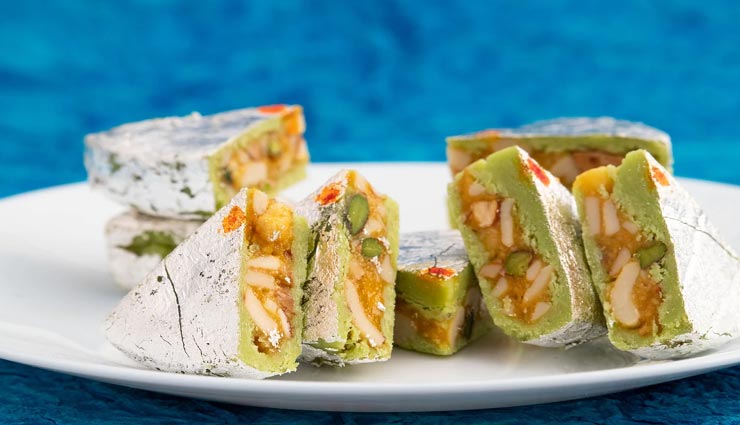 मीठे में ट्राई करें केसर काजू पिस्ता बर्फी, मुंह में घुल जाएगा इसका स्वाद #Recipe