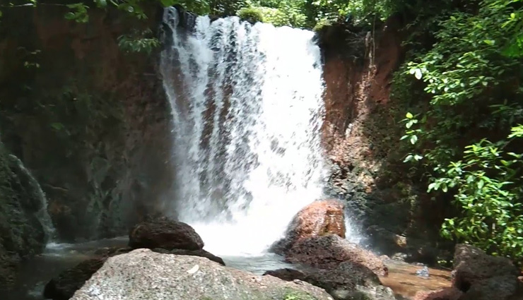 goa waterfalls,best waterfalls in goa,dudhsagar waterfall goa,beautiful waterfalls in goa,top waterfalls in goa,must-visit waterfalls goa,goa nature spots,goa trekking waterfalls,goa waterfall tour,goa hidden waterfalls,kesarval waterfall,tambdi surla waterfall,bamanbudo waterfall,kuskem waterfall,arvalem waterfall,charavane waterfall.