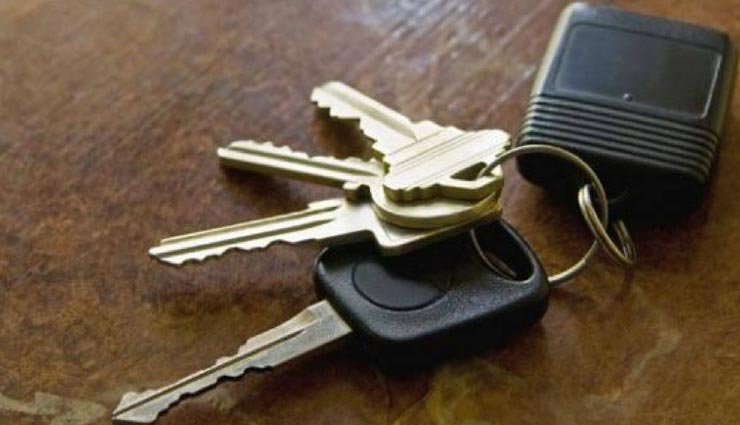 घर में कलह-कलेश की वजह बनती हैं तकिए के पास रखीं ये चीजें vastu tips,vastu tips in hindi,discord in the house