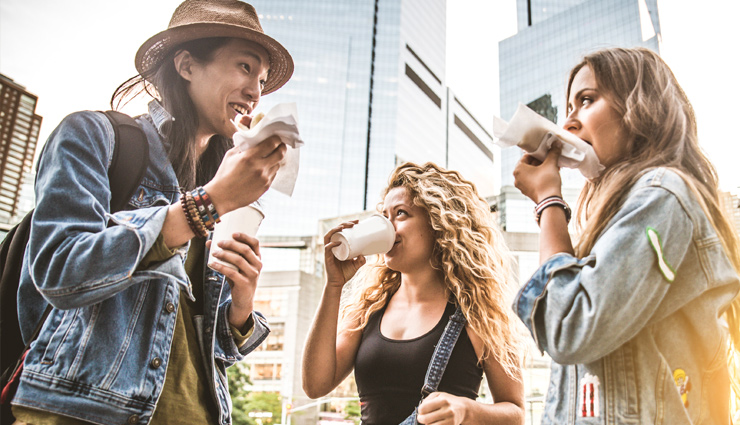 आलस के चक्कर में अगर आप भी खाते है खड़े होकर खाना, तो हो जाए सावधान, ये बीमारियां कर रही हैं आपका इंतजार