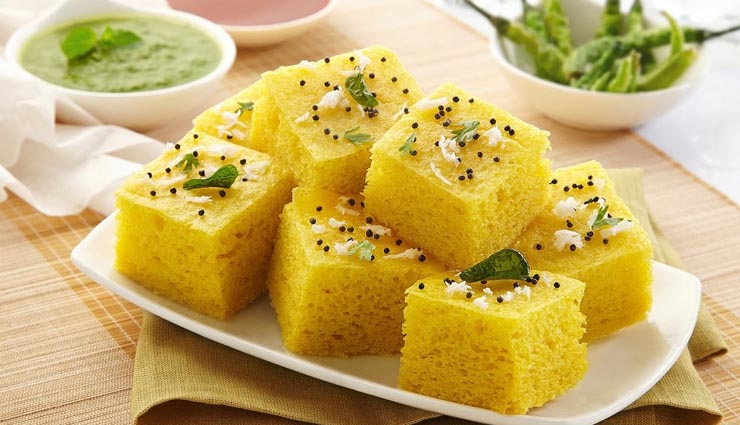 भारत के हर राज्य से जुड़ा है एक खास व्यंजन, जाने कहाँ क्या है मशहुर famous dishes of india from different states,vada paava,dhokla,dal bati churma,delhi chat,hyderabadi biryani,food in every state,famous food of indian states,indian states and their favorite food