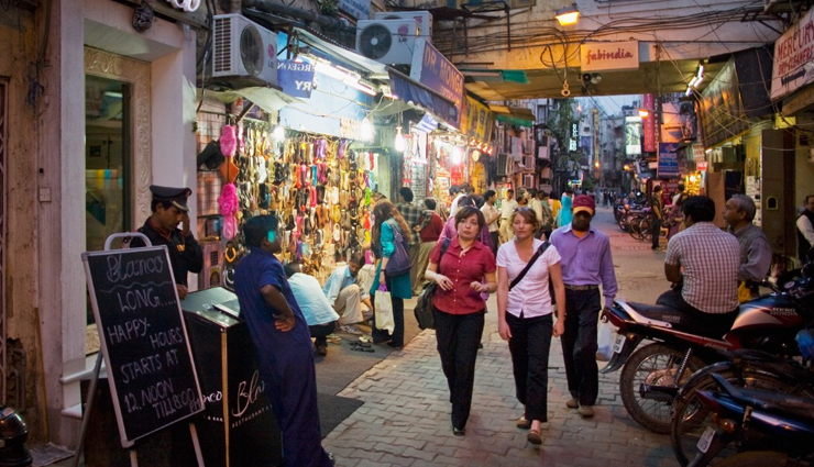 shopping in delhi,best markets to go shopping in delhi,delhi market,delhi travel,delhi holidays,chandni chowk,daryaganj book market,nai sarak,chhata chowk bazaar,the state emporiums,connaught place,khan market,trvel,holidays,travel guide,travel tips