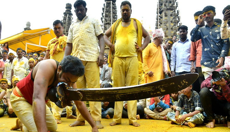 इस मंदिर में श्रद्धालु दांत से उठाते है 42 किलो वजनी तलवार, हर साल दशहरे पर होता है हल्दी उत्सव