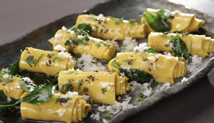 Holi 2022 : घर आए मेहमानों का करें प्रसिद्द गुजराती स्नैक खांडवी से स्वागत #Recipe 