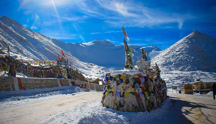 लद्दाख ट्रिप प्लान कर रहे हैं? इन 9 जगहों को देखे बिना मत लौटिए places to visit in ladakh,ladakh travel,best places in ladakh,ladakh tourist attractions,leh palace,pangong lake,khardung la,nubra valley,thiksey monastery,zanskar valley,hemis national park,shanti stupa,ladakh adventure,ladakh trekking,ladakh monasteries