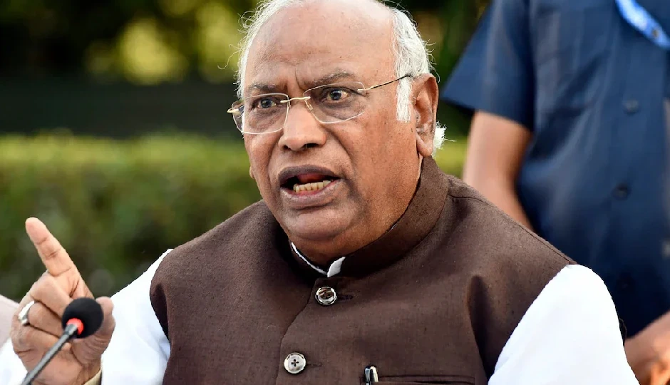 खरगे का पीएम मोदी पर तीखा वार, ट्रंप संग रिश्तों और विदेश नीति पर साधा निशाना