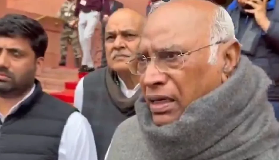 खरगे का पीएम मोदी पर तीखा हमला, बोले– ट्रंप के दबाव में चल रही सरकार, देश की आजादी पर दिया बड़ा बयान