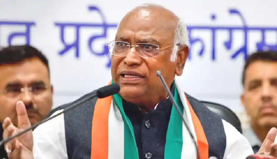 छात्रों के संघर्ष ने सत्ता को झुकाया, अब पीएम मोदी देश के युवाओं से मांगें माफी, धर्मेंद्र प्रधान के इस्तीफे पर खड़गे का बड़ा बयान