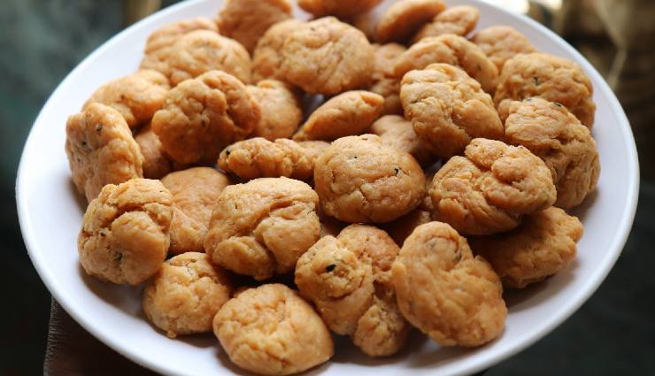 khasta mathri,khasta mathri ingredients,khasta mathri recipe,khasta mathri with tea,khasta mathri snacks