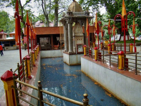 kheer bhawani temple,srinagar,water turns black ,खीर भवानी मंदिर, श्रीनगर, विपदा में काला पानी, मातारानी का अनोखा मंदिर