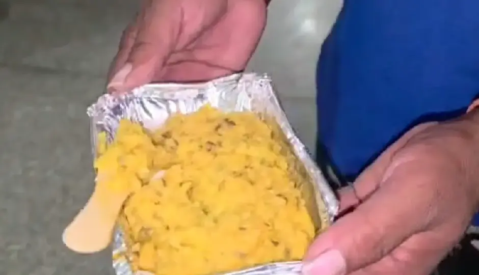 राजस्थान के सरकारी अस्पताल में परोसी गई 'कीड़े' वाली खिचड़ी, मरीज बोले- बीमारी से नहीं, सिस्टम से मर जाएंगे