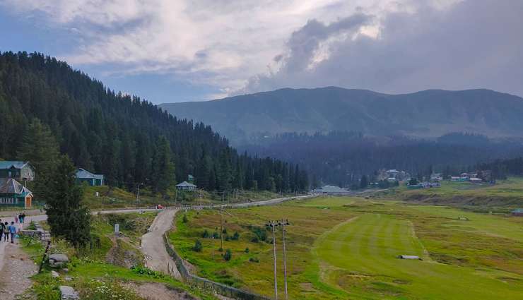 10 famous tourist places in gulmarg,gulmarg kashmir,gulmarg tourist place,tourist places in gulmarg,travel,travel guide,travel tips in hindi