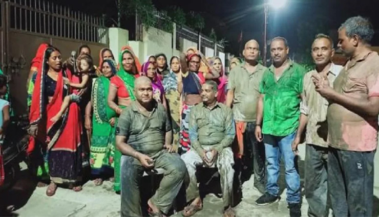 UP News: बारिश नहीं होने से परेशान महिलाओं ने विधायक को कीचड़ से नहलाया, पढ़े पूरा मामला