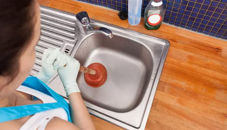 सिंक की बदबू बनती है बड़ी परेशानी, इन उपायों की मदद से दूर करें इन्हें