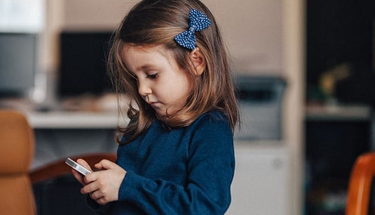 टेक्नोलॉजी की इस दुनिया में मां-बाप से दूर हो रहे बच्चे, कर रहे है ऐसा व्यवहार