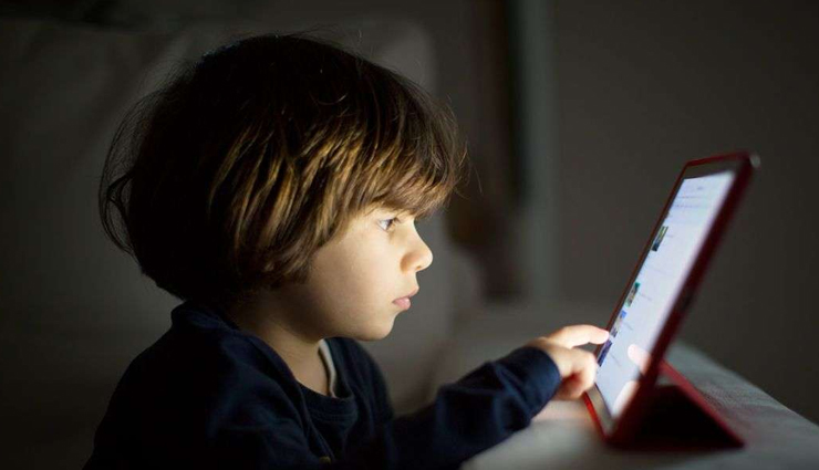 बच्चों के दिमाग़ को खोंखला कर रहा मोबाइल, जानें कैसे बदलता है व्यवहार
