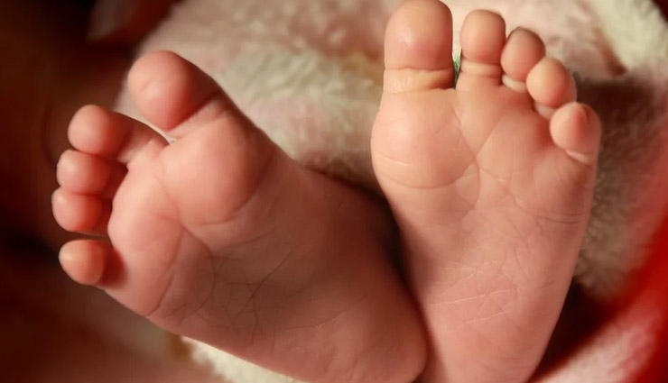 नोएडा / बच्चे के गले में फंसी चॉकलेट, समय पर नहीं पहुंची एंबुलेंस, हुई मौत