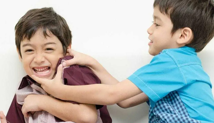 क्या आपके घर पर भी होता हैं बच्चों में झगड़ा, इन तरीकों से संभाले यह परिस्थिति
how to handle fight between kids,relationship tips,mates and me