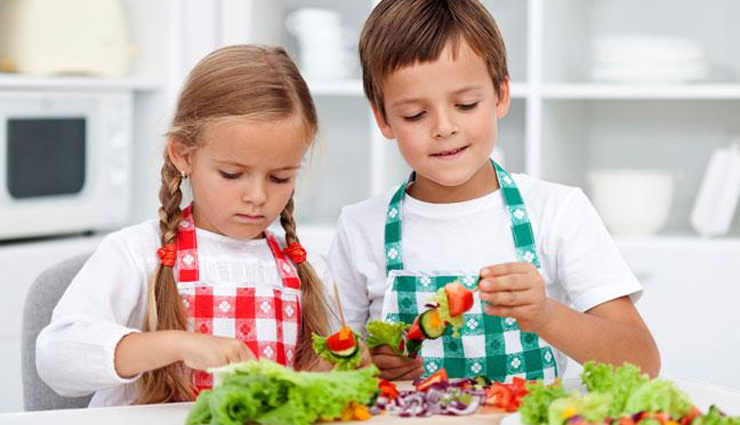 बच्चों को भी करें किचन के काम में शामिल, स्किल्स होती हैं डवलप 