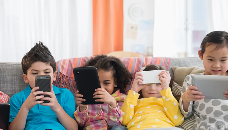 बच्चों के दिमाग़ को खोंखला कर रहा मोबाइल, जानें कैसे बदलता है व्यवहार
harmful effects of mobile on kids,mates and me,relationship tips