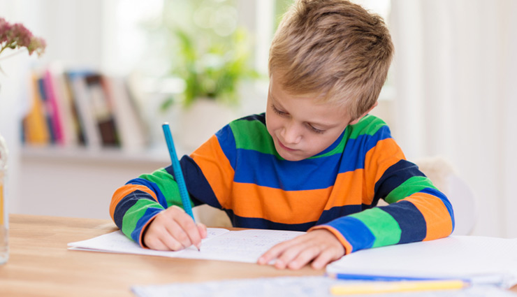 tips to improve handwriting,handwriting improvement,parenting tips,mates and me,relationship tips ,रिलेशनशिप टिप्स, पेरेंटिंग टिप्स, इन टिप्स की मदद से बच्चों की राइटिंग में लाएं सुधार