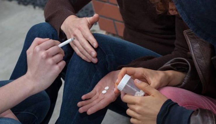 कहीं आपका बच्चा भी तो नहीं करने लगा हैं नशा, इन संकेतों से करें पहचान signs your kids taking drugs