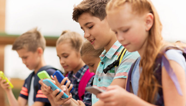 खतरा! 11 साल के 91% बच्चों के पास अपना Smartphone, 19 साल का होने पर इनमें से 65% हो रहे डिप्रेशन का शिकार