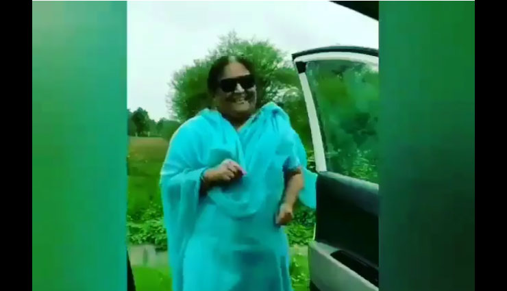 KiKi Challenge: चलती गाड़ी से उतरकर आंटी ने किया डांस, हॉर्न बजा रहे ड्राइवर को यूं लगाई फटकार, वीडियो