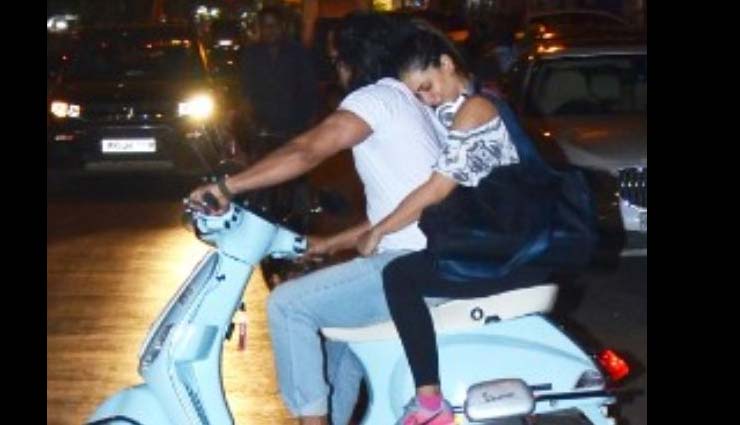 किम शर्मा और हर्षवर्धन के बीच बढ़ी नजदीकियां, मुंबई की सड़कों पर इश्क फरमाते नजर आए दोनों bollywood,kim sharma,harshvardhan rane,scooty ride,mumbai,love couple