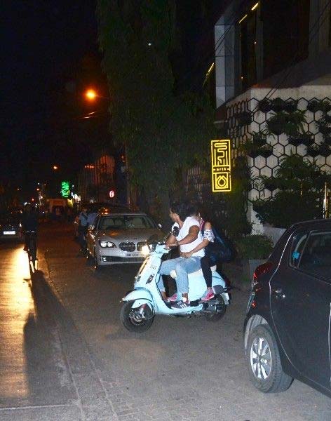 किम शर्मा और हर्षवर्धन के बीच बढ़ी नजदीकियां, मुंबई की सड़कों पर इश्क फरमाते नजर आए दोनों bollywood,kim sharma,harshvardhan rane,scooty ride,mumbai,love couple