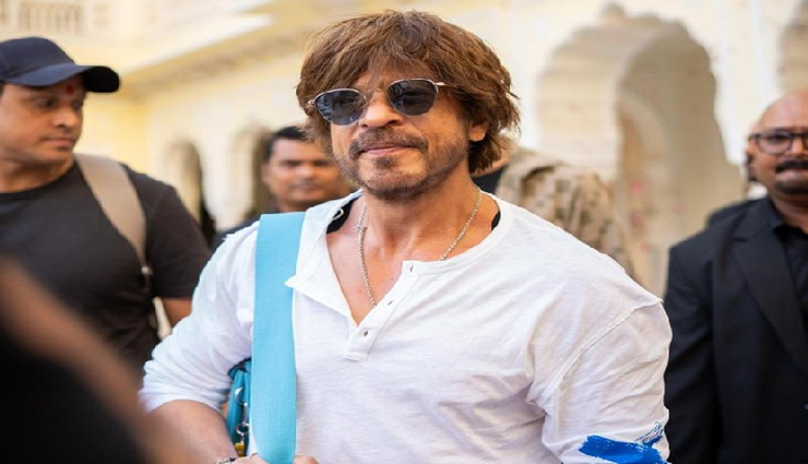 IIFA के लिए जयपुर पहुँचे शाहरुख खान, कंधे पर नजर आई टेप, प्रशंसक चिंतित, क्या किंग की शूटिंग करते लगी चोट

