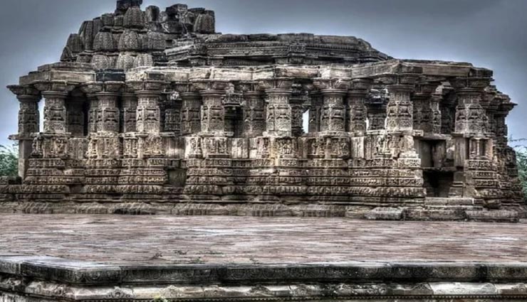 रात होते ही इस मंदिर से भाग खड़े होते हैं लोग, इंसान बन जाता हैं पत्थर