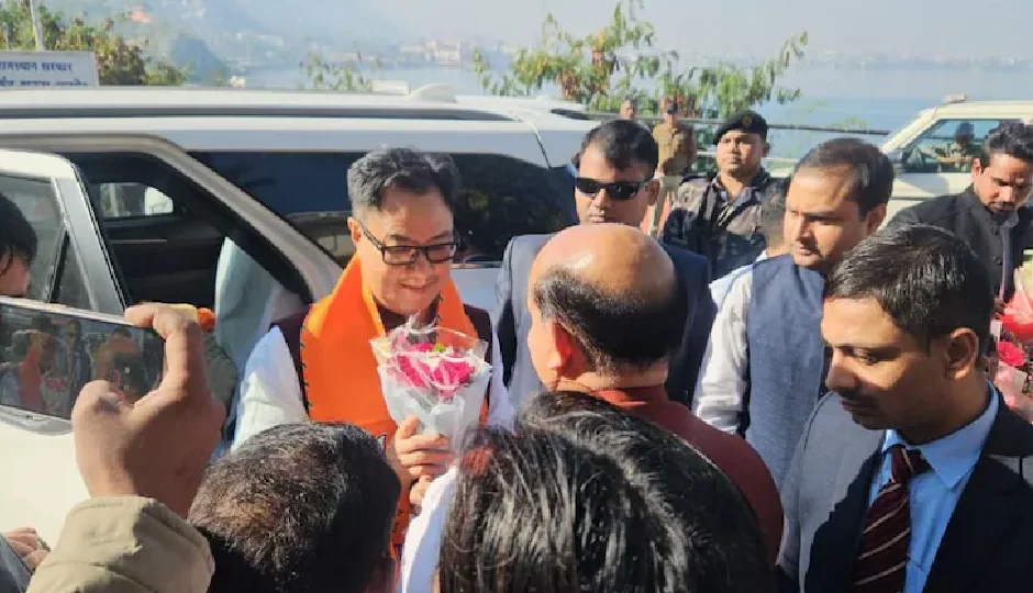 पीएम मोदी की ओर से अजमेर शरीफ दरगाह को चादर भेंट, किरेन रिजिजू ने दरगाह में अर्पित की