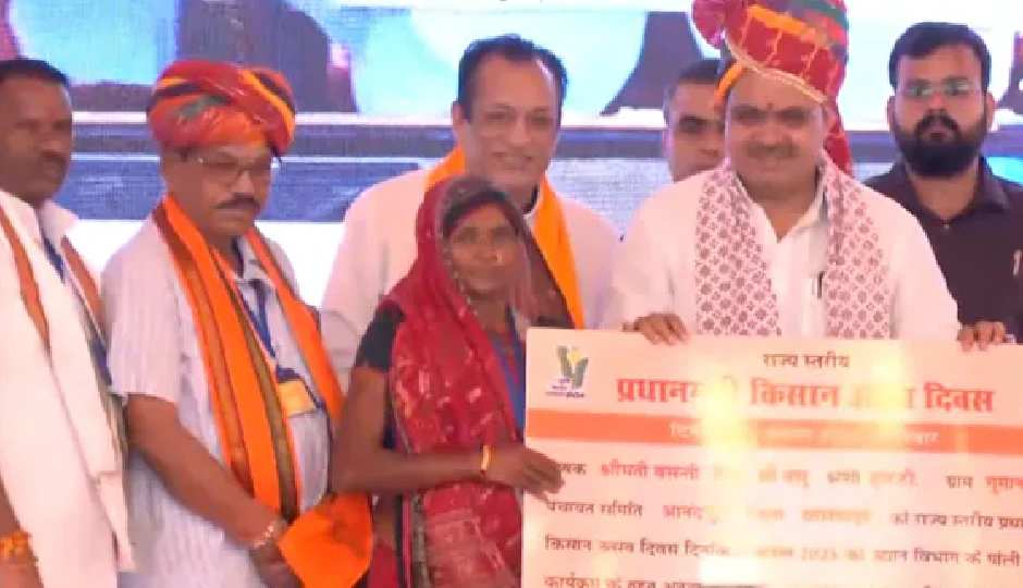 80 लाख किसानों को राहत, खाते में आएंगे 1.60 अरब रुपये, CM भजनलाल शर्मा ने सौंपा चेक