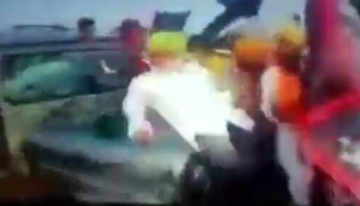 UP में किसानों पर गाड़ी चढ़ाने का वीडियो वायरल, टक्कर से एक बुजुर्ग उछलकर पहले बोनट पर और फिर जमीन पर जा गिरे