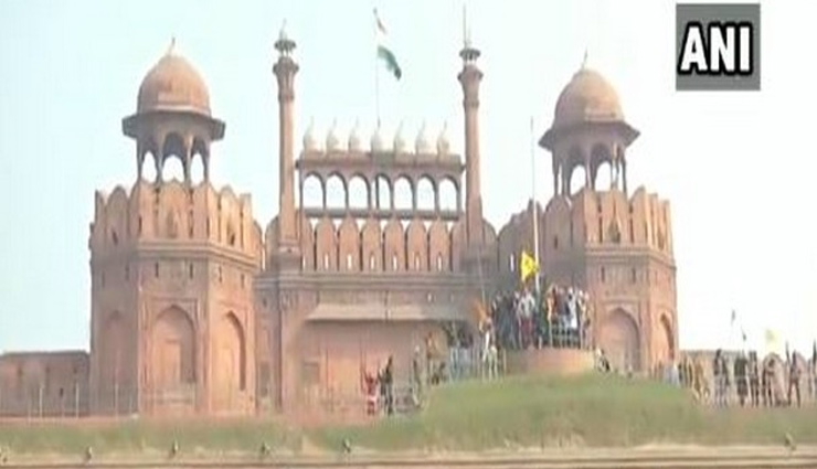लाल किले में घुसे प्रदर्शनकारी, फहराया खालसा का झंडा