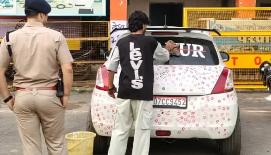 वायरल होने के चक्कर में गर्लफ्रेंड से कार पर करवाए 3400 किस, पुलिस ने पहले काटा चालान, फिर थमाई बाल्टी-कपड़ा