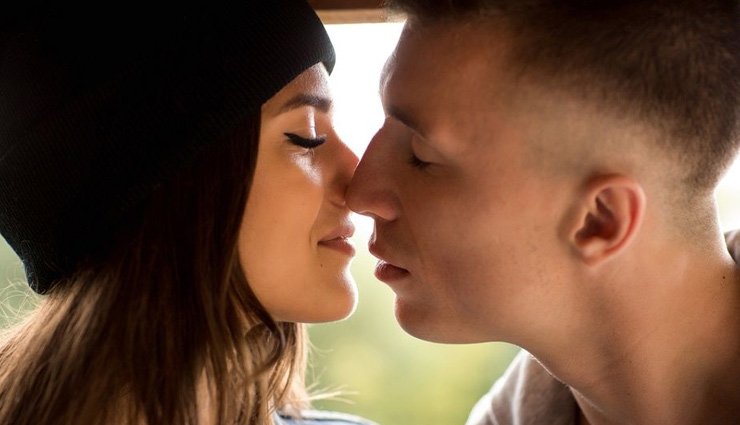 reason why eyes get closed while kissing,facts about kissing,kissing ways