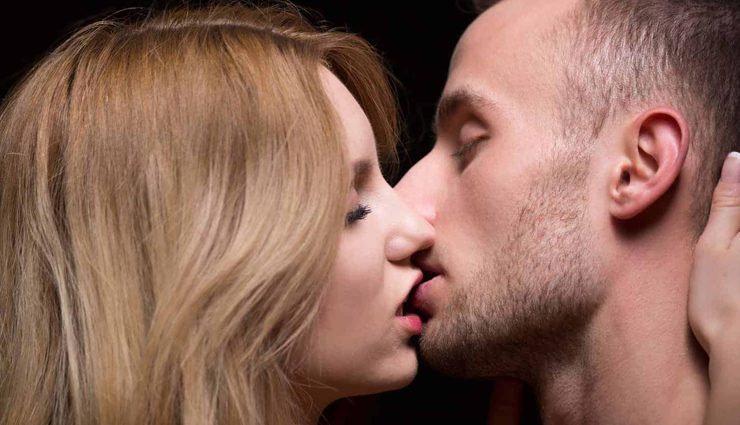 Kiss Day: किस करने से आपको हो सकती हैं ये 6 गंभीर बीमारियां, बरते सावधानी